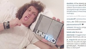 David Luiz posa com um exemplar de 'Empires', o novo cd da banda United. foto: Instagram 