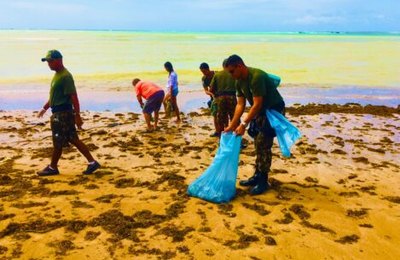 Mutirão retira lixo trazido pelo mar para praias de Porto de Pedras