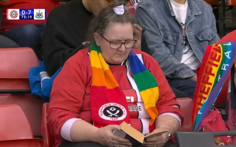 Premier League: torcedora lê livro na arquibancada enquanto time é goleado por 8 a 0