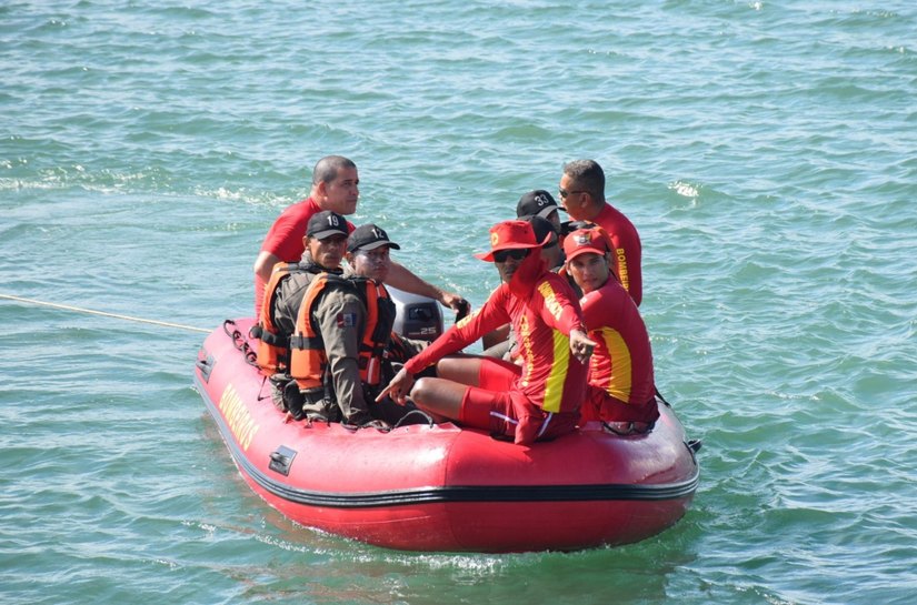 Corpo de Bombeiro resgata dois pescadores após naufrágio de catamarã em Maceió