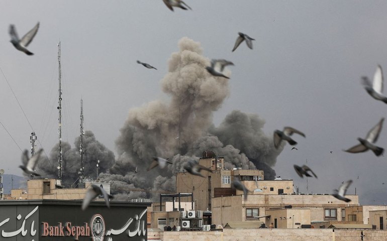 Mortes no Irã após ataques atribuídos aos EUA e Israel chegam a 1.230