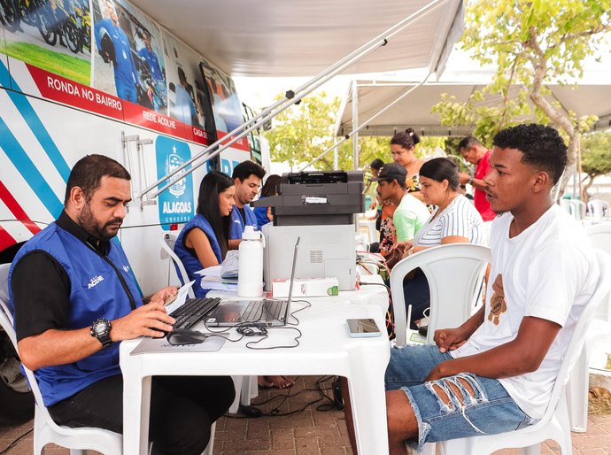 Ônibus itinerante da Seprev leva serviços gratuitos a Água Branca e Arapiraca