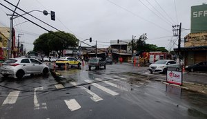 Poste pega fogo e deixa trânsito parcialmente bloqueado no Centro de Aracaju