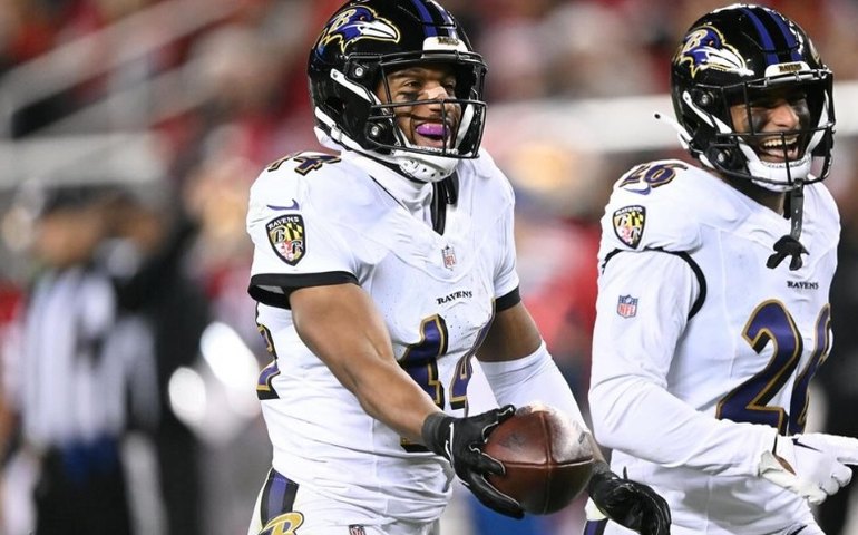 Jogador da NFL é criticado após chamar de 'nojenta' homenagem de Biles e Chiles a Rebeca em pódio em Paris