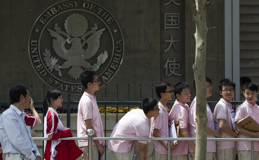 Governo Trump volta atrás e retoma emissão de vistos para estudantes de Harvard, após decisão judicial