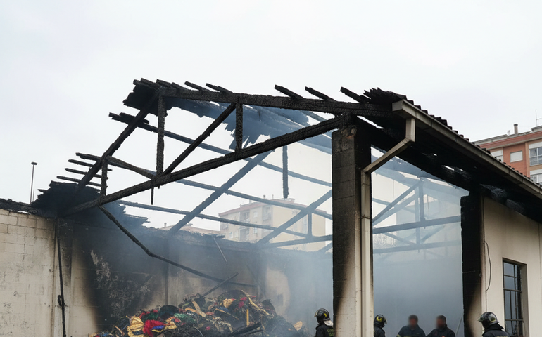 Homem morre em incêndio na quadra da escola de samba Gato de Bonsucesso, na Maré