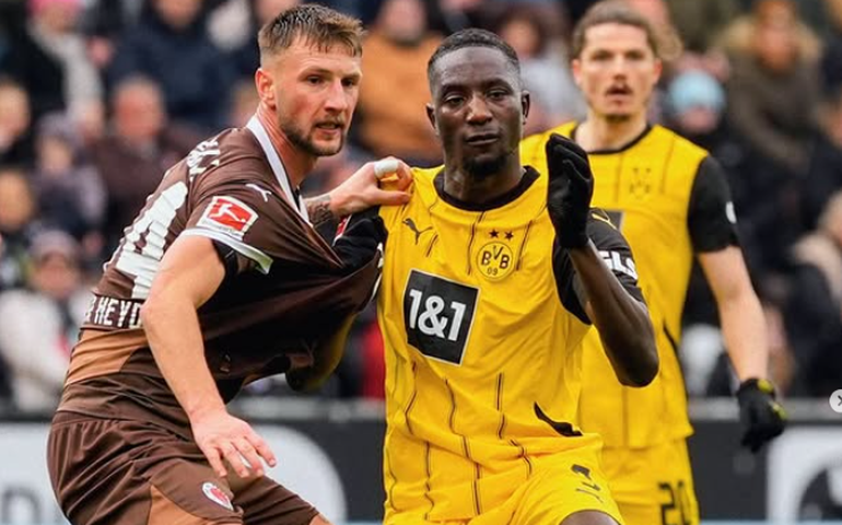 Borussia Dortmund faz dois gols em oito minutos bate St. Pauli e tenta reagir no Alemão