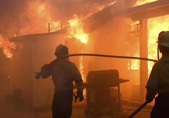 Ventos voltam a ganhar força em Los Angeles e complicam batalha contra incêndios