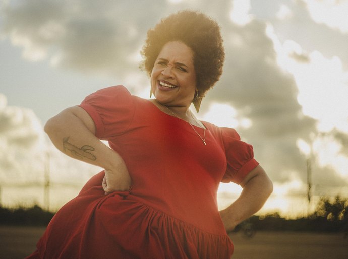 Mel Nascimento lança o clipe “Ô Mulé” em homenagem às mulheres alagoanas no Theatro Homerinho