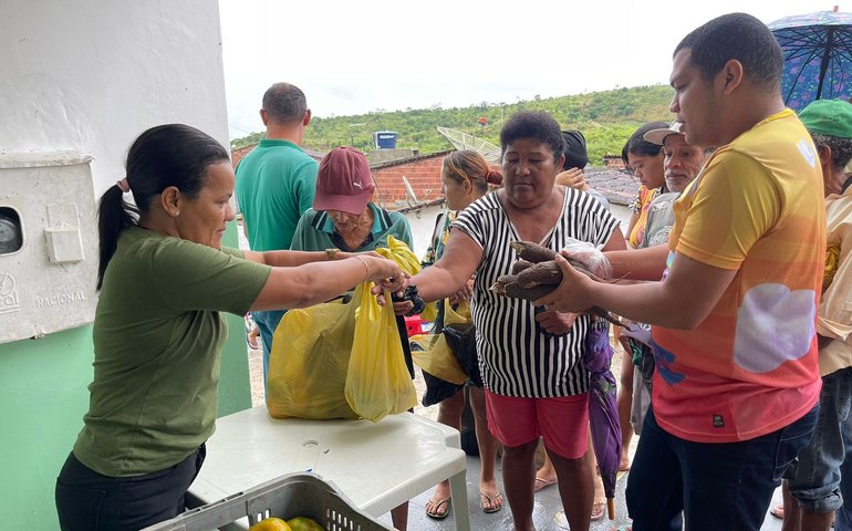 Beneficiários do Programa do Leite recebem itens da agricultura familiar em Branquinha