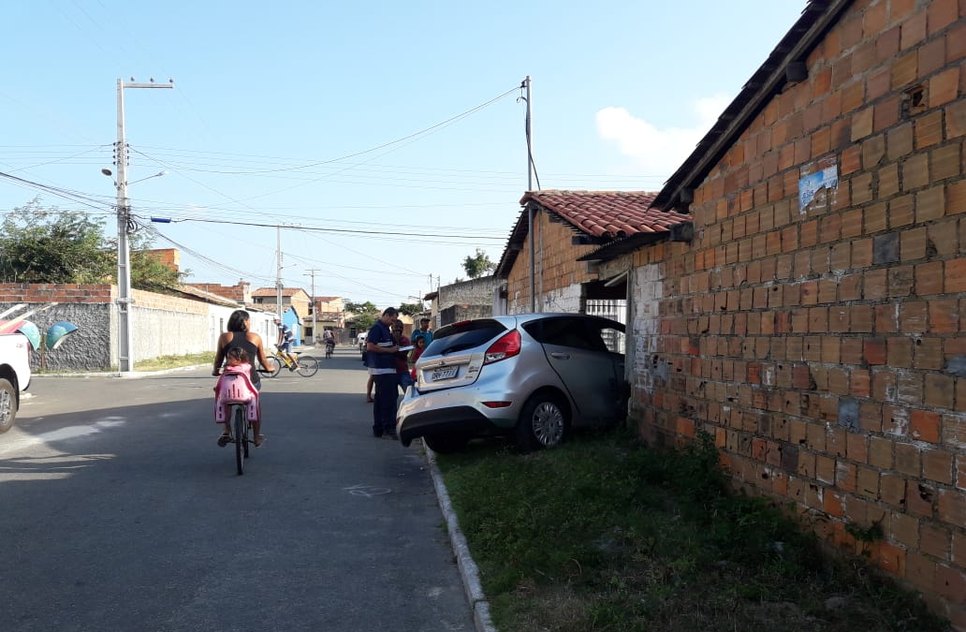Carro invade casa na Barra dos Coqueiros / Foto: Marcos Couto - Tv Atalaia