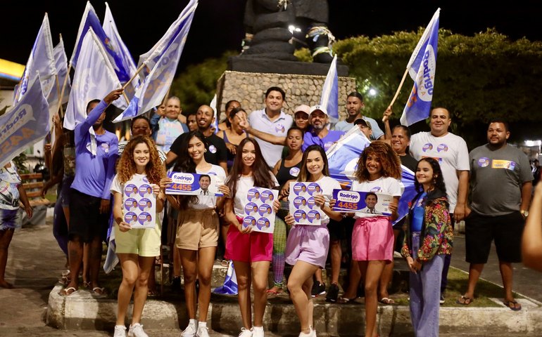 Candidato à Deputado Federal, Rodrigo Valença realiza “adesivaço” em Penedo