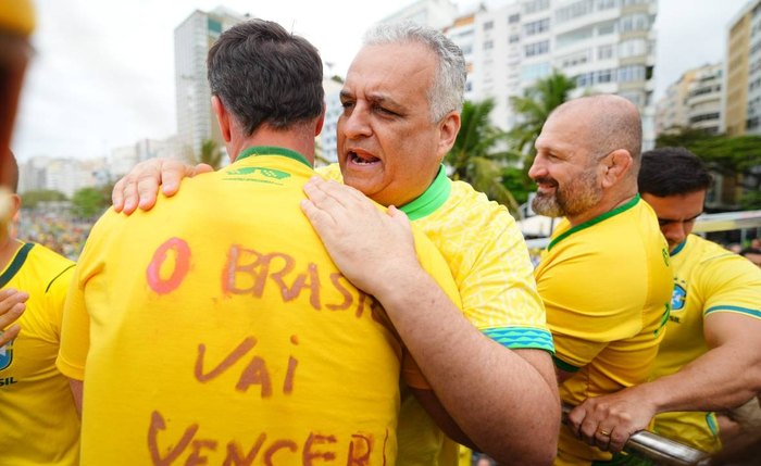 Alfredo Gaspar abraça Flávio Bolsonaro em ato em Copacabana