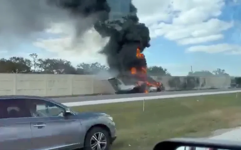 Avião que caiu na Flórida colidiu em veículo, relata testemunha: 'Asa pulverizou o carro'