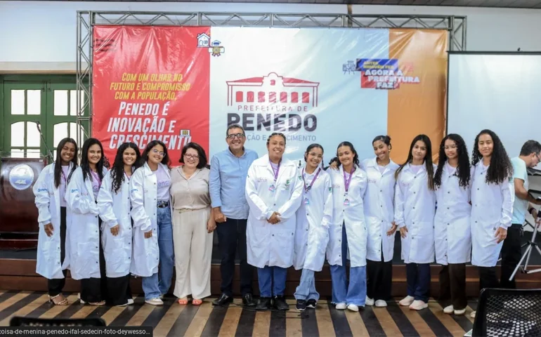 Prefeitura de Penedo doa jalecos para estudantes do IFAL e traz biomédica pesquisadora para inspirar alunas