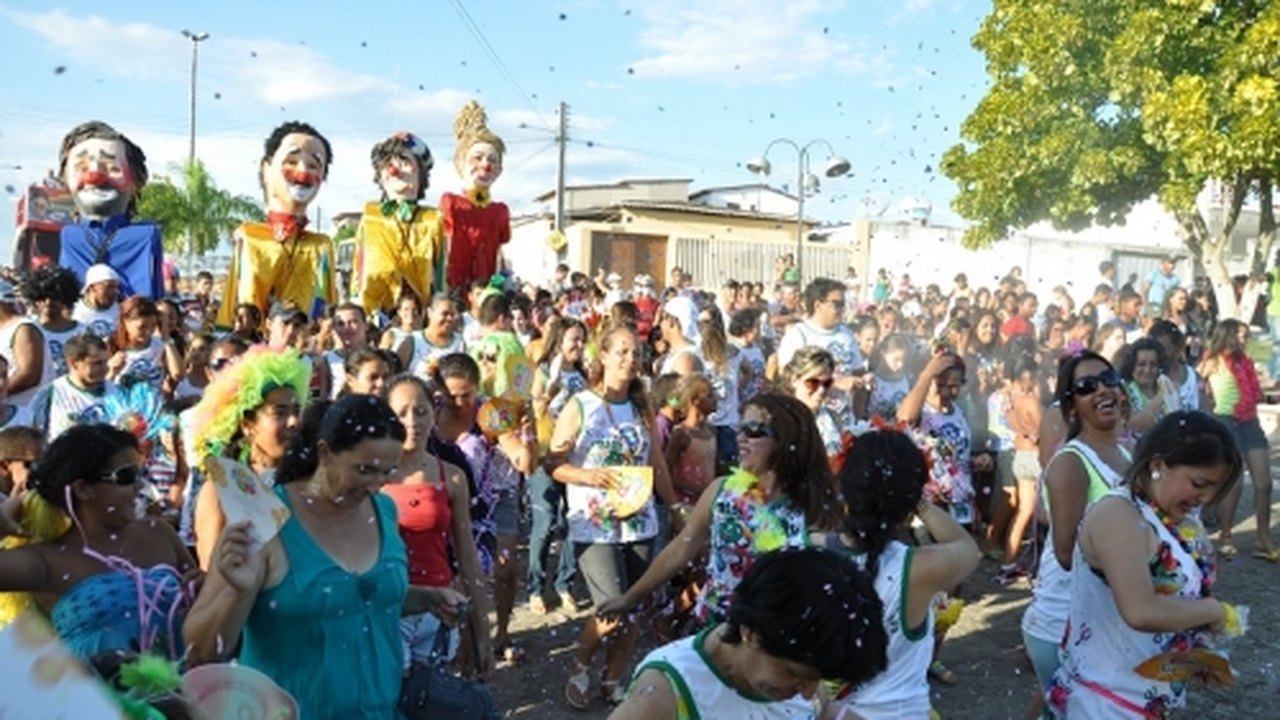 Desfile de blocos e bonecos gigantes animam  as prévias carnavalescas de Limoeiro