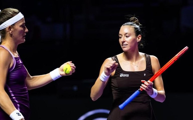 Stefani e Babos vencem russas e se aproximam da semi do WTA Finals
