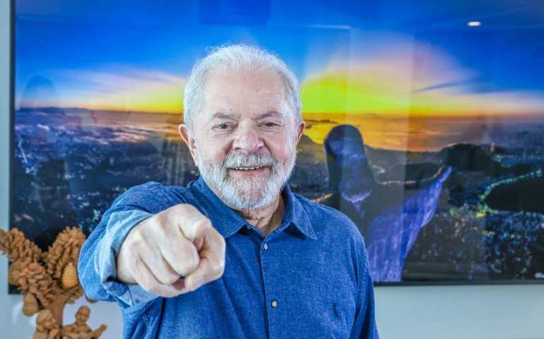 Reajustar o salário mínimo acima da inflação é essencial para o país, diz Lula