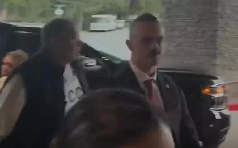 Lavrov chega no Alasca e aparenta usar camisa da União Soviética