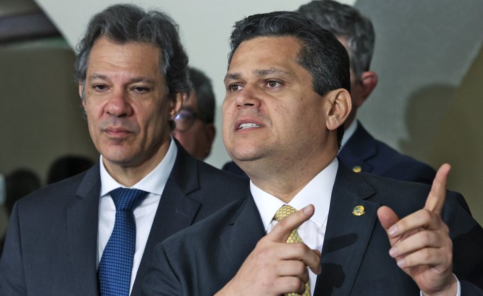 O presidente do Senado Federal Davi Alcolumbre, tendo ao lado o ministro da Fazenda Fernando Haddad