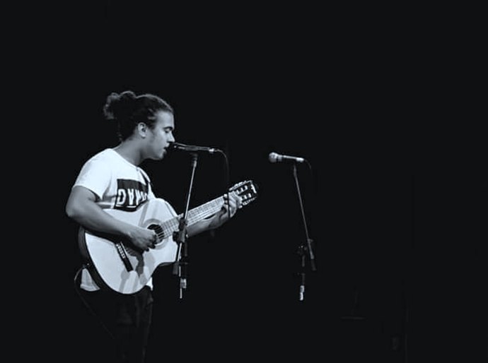 Cantor arapiraquense lança na web seu primeiro álbum