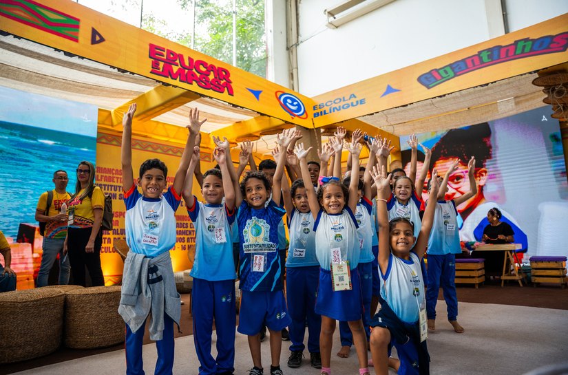 Centenas de estudantes participam do início das atividades da Semed na 11ª Bienal do Livro de Alagoas