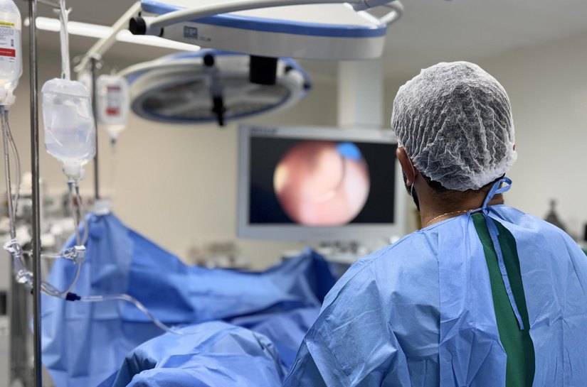 Hospital Metropolitano realiza cirurgia de alta complexidade que devolve qualidade de vida a paciente de 80 anos