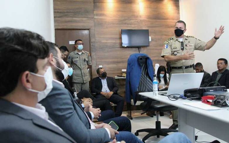 Prefeito Marcelo Beltrão debate segurança pública em reunião realizada na Câmara de Vereadores