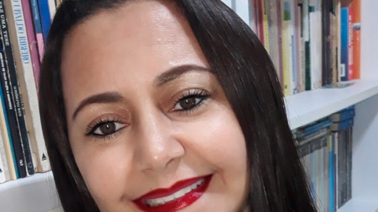 Professora dá exemplo de amor à educação e solidariedade