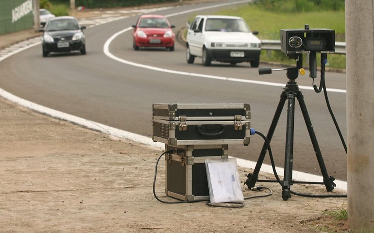 Conselho Nacional de Trânsito proíbe radares escondidos nas vias do País