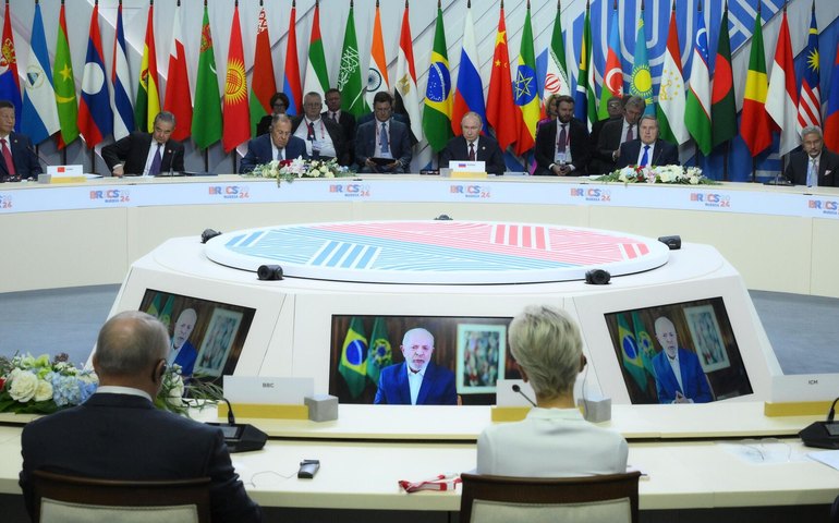 Roubo de ativos russos pela UE mina posição do euro e dólar, fortalecendo BRICS, opina especialista