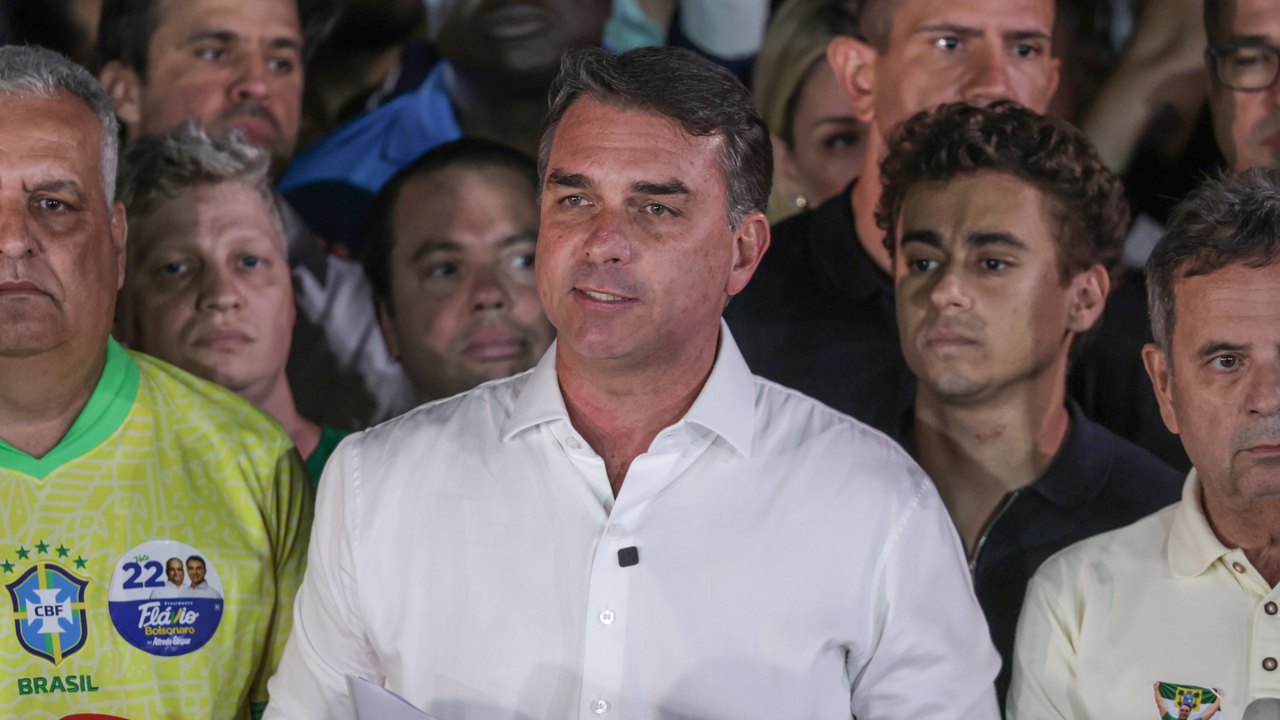 Polícia Federal cancela passaportes de Flávio Bolsonaro