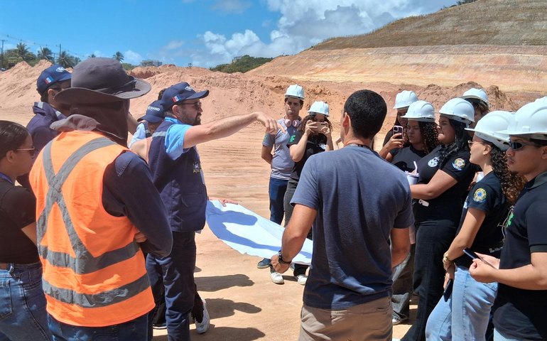 Estudantes do curso de Estradas do Ifal acompanham obras da AL-102 Norte
