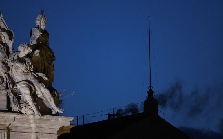 Conclave: na 1ª votação, fumaça preta; novo papa ainda não foi eleito