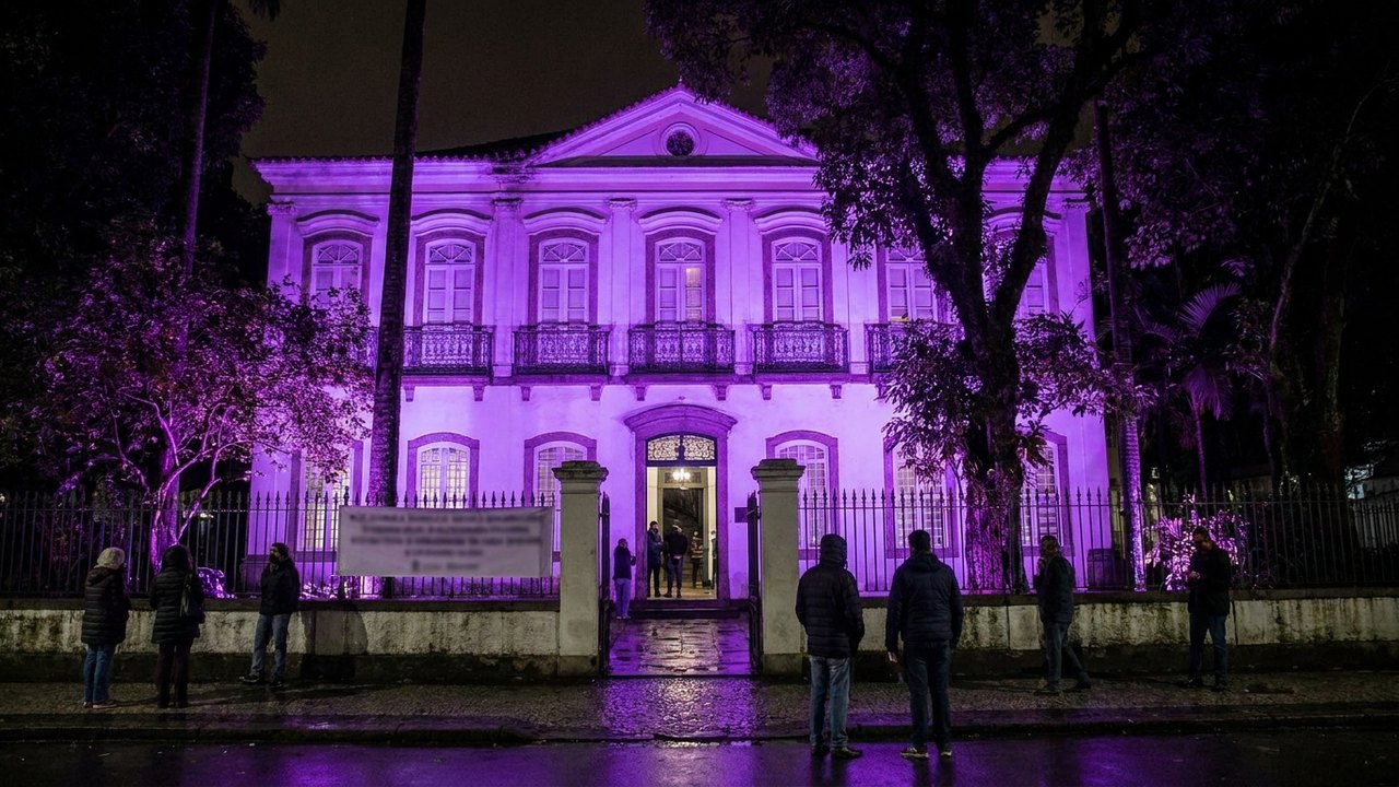 Casarão do Retiro dos Artistas é iluminado de violeta em campanha contra a violência à pessoa idosa