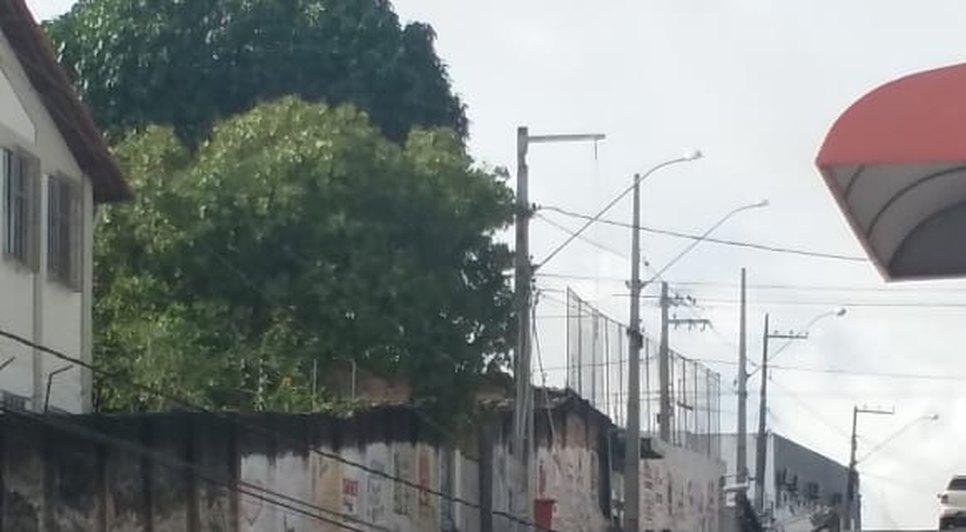 POSTE ELÉTRICO NO CHÃO