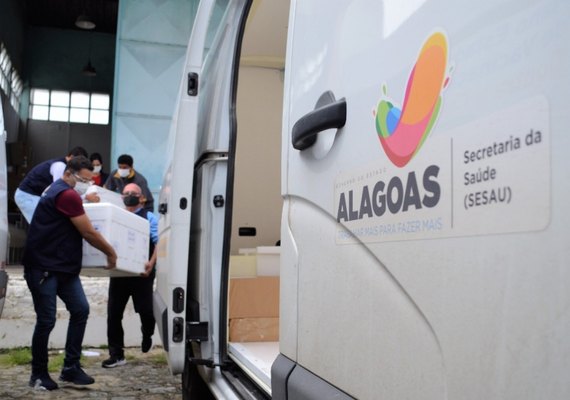 Governo de Alagoas inicia distribuição de 49.172 doses de AstraZeneca e Pfizer
