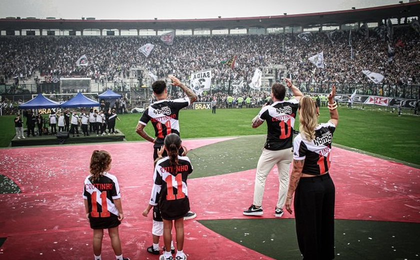 Chuva não freia ânimos da torcida do Vasco na apresentação de Coutinho