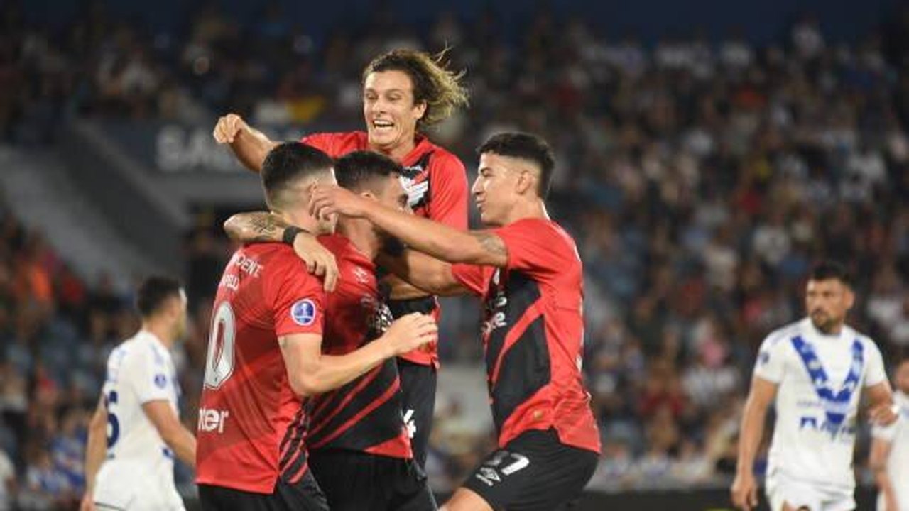 Athletico-PR supera erros do Inter e conquista quarta vitória consecutiva no Brasileirão