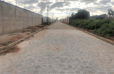 Prefeitura de Arapiraca realiza obra de calçamento em ruas do Bairro Cavaco