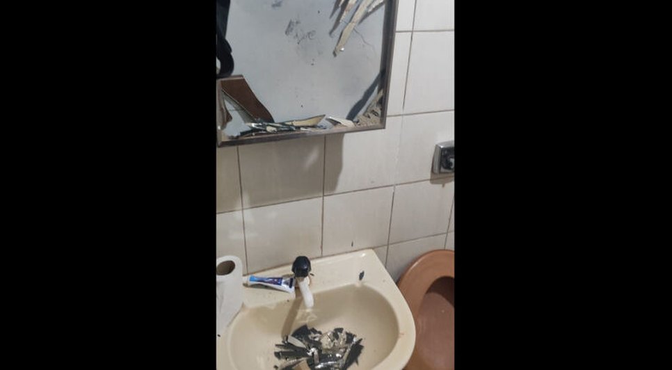 Após brigar com esposa, jovem tenta engolir cacos de vidro e quebra móveis