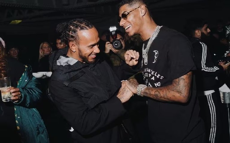 Lewis Hamilton e Marcus Rashford se encontram em desfile de moda em Londres