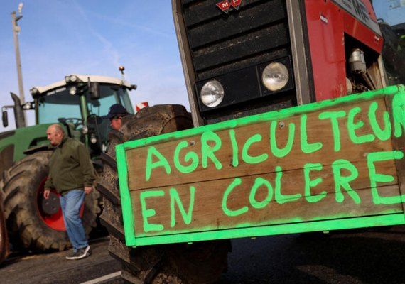 Agricultores decidem manter bloqueios na França, e onda de protestos na Europa também é adotada pela Espanha