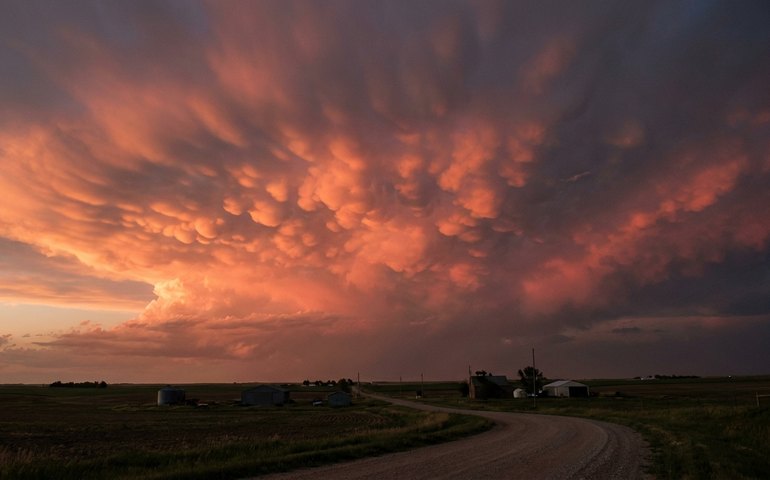 Nuvem raríssima de tempestade é registrada durante pôr do sol nos EUA