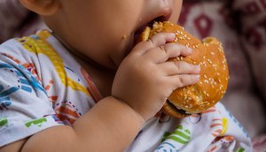 midsection-baby-holding-hamburger-scaled / Foto: Reprodução/Internet