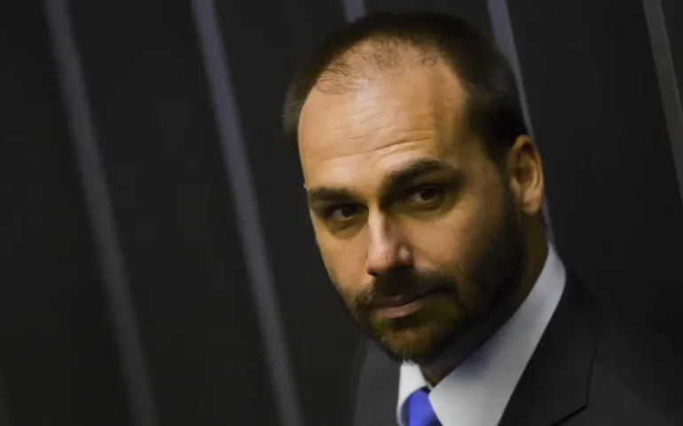 Moraes acata pedido da PGR e abre inquérito contra Eduardo Bolsonaro