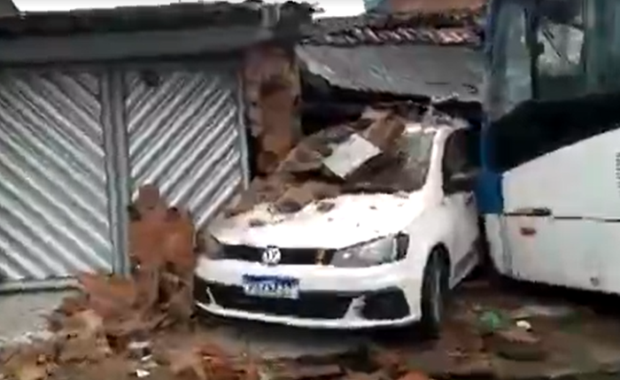 Veículo foi atingido pelo ônibus da empresa São Francisco e derrubou muro de casa Veículo foi atingido pelo ônibus da empresa São Francisco e derrubou muro de casa