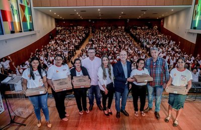 Prefeito Ronaldo Lopes inicia distribuição de 1.900 computadores para professores e estudantes