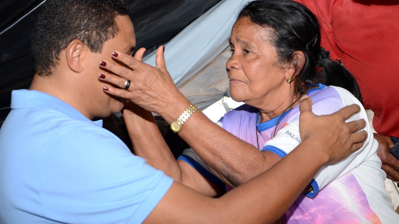 Emoção marca visita de Júlio Cezar a feira de Palmeira dos Índios