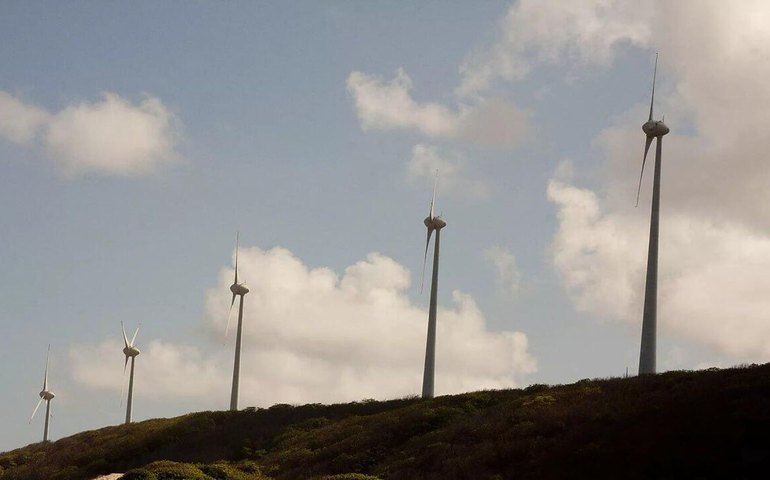 Brasil tem um dos menores custos de energia renovável e uma das contas de luz mais caras, diz agência